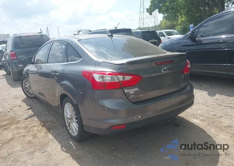 2014 Ford Focus Titanium from USA, damaged, VIN 1FADP3J28EL106805